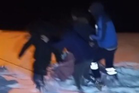 Kars’ta 85 yaşındaki hasta leğenle taşınarak ambulansa ulaştırıldı