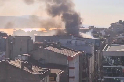 Kocaeli'de şehir merkezinde korku dolu anlar: Depo yandı, dumandan göz gözü görmedi