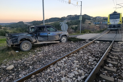 Mersin'de tren pikaba çarptı