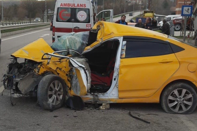 Samsun'da üst geçit direğine çarpan otomobilin sürücüsü ağır yaralandı