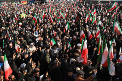 Tahran’da on binlerce kişi yeni dini lider Mücteba Hamaney’e destek için meydanlarda