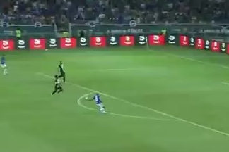 Yeşil sahalarda görülmemiş kavga! Dünyaca ünlü yıldız dayak yedi: Tekmeler, yumruklar havada uçuştu