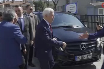 Bursa Büyükşehir Belediye Başkanı Bozbey minik öğrencinin davetini kırmadı