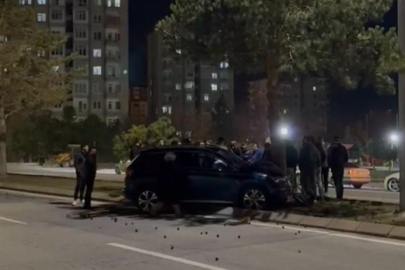 Kayseri'de otomobil refüjdeki ağaca çarptı: 1 yaralı