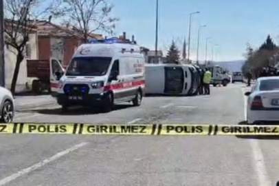 Kayseri’de otomobille çarpışan öğrenci servisi yan yattı