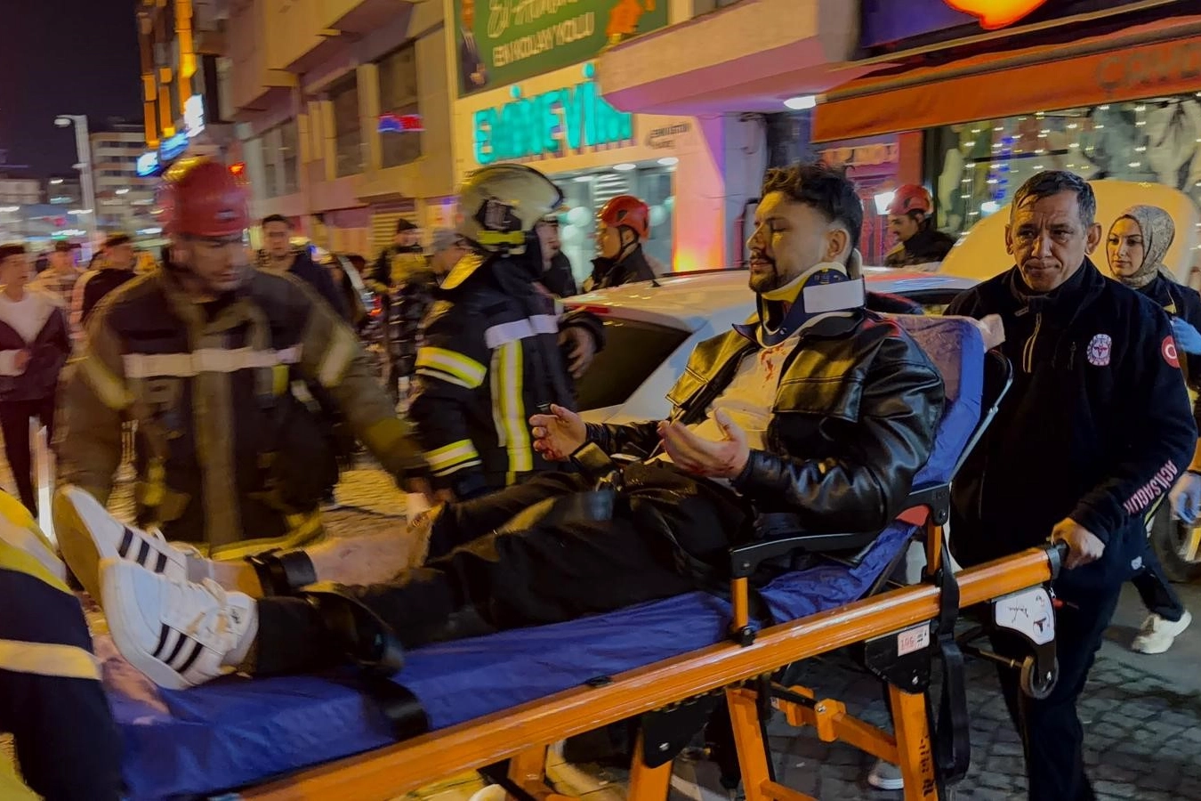 Kocaeli'de otomobil kafeye daldı: 2 yaralı