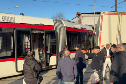 Samsun'da tramvay ile kamyon çarpıştı: 3 yaralı