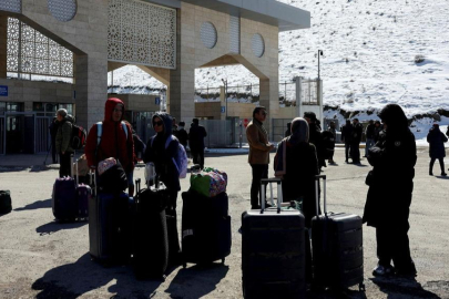 Van'daki sınır kapısından hareketli görüntüler! Ellerinde valizlerle...