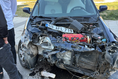 Aksaray'da iki otomobil çarpıştı: 2 yaralı