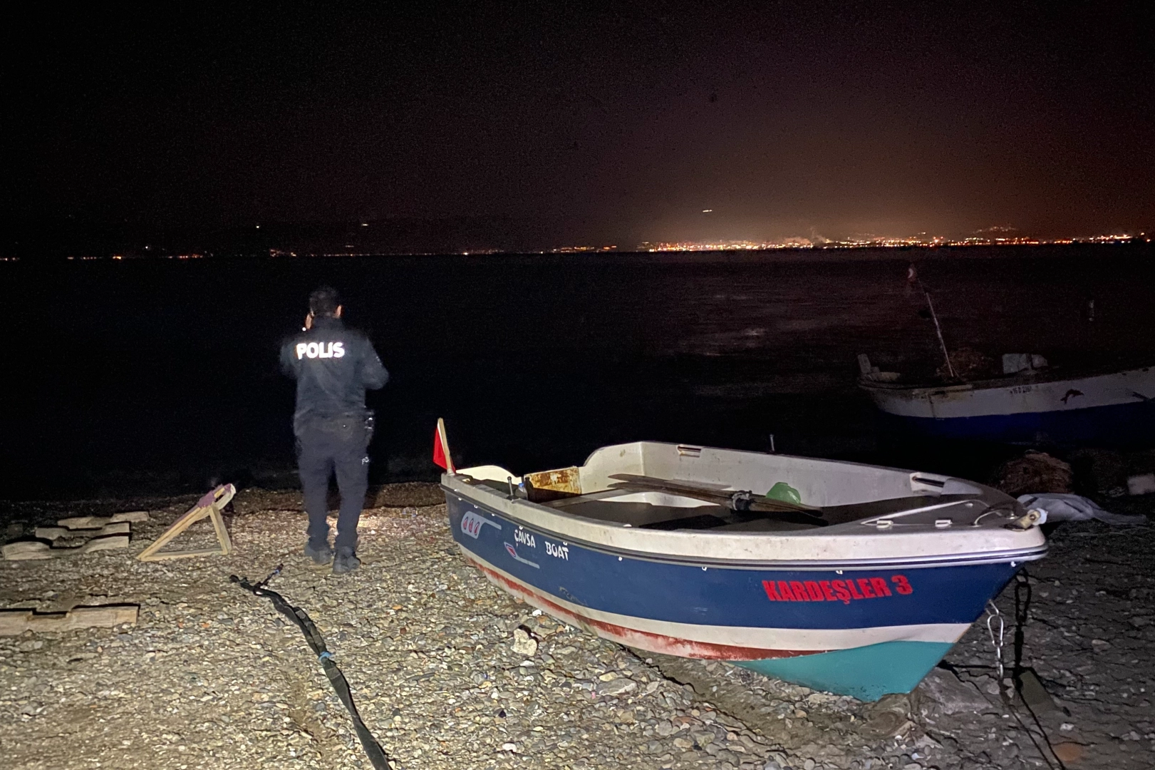 Bursa'da balık tutmak için açılan kayık battı, baba-oğul ölümden döndü