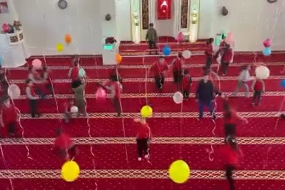 Bursa'da imam ve eşinden çocuklar için camide renkli süsleme