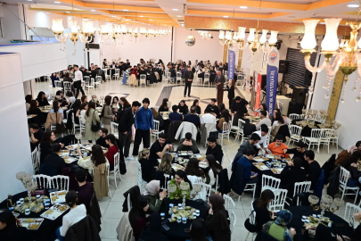 Bursa Gemlik Belediye Başkanı Deviren üniversite öğrencileriyle iftarda buluştu