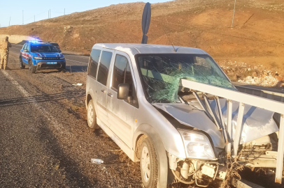 Elazığ araç bariyerlere ok gibi saplandı: 2 yaralı