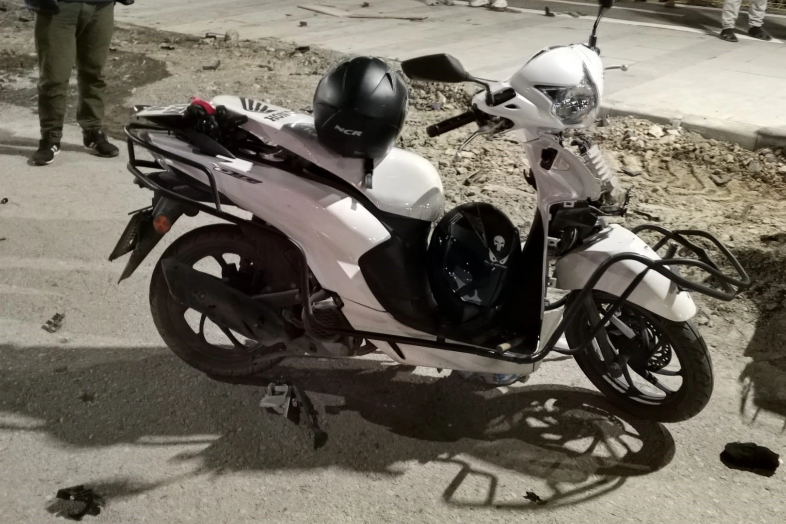 Hatay'da motosiklete çarpan otomobil takla atarak ters döndü: 2 yaralı