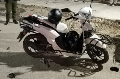 Hatay'da motosiklete çarpan otomobil takla atarak ters döndü: 2 yaralı
