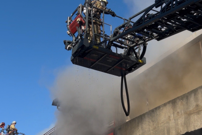 İstanbul Zeytinburnu’nda sanayide çıkan yangın havadan görüntülendi