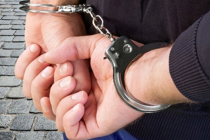 İzmir'de 3 yaşındaki oğlunu alkol masasına oturtan baba gözaltına alındı