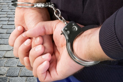 İzmir'de 3 yaşındaki oğlunu alkol masasına oturtan baba gözaltına alındı