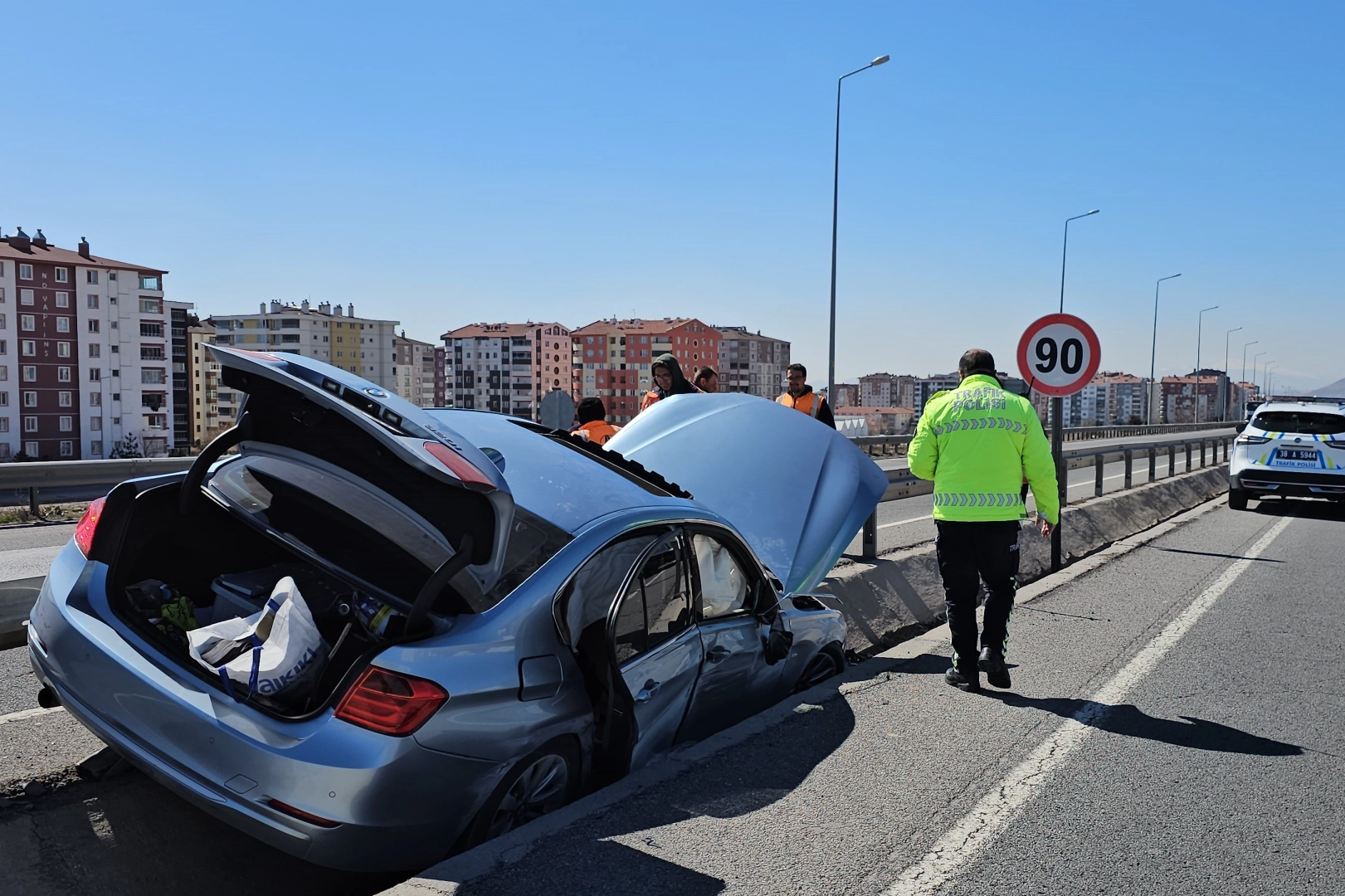Kayseri'de otomobil refüje çarptı, araçta sıkışan sürücüyü itfaiye kurtardı