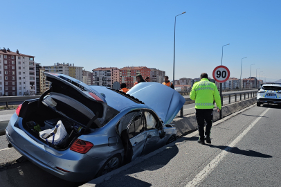 Kayseri'de otomobil refüje çarptı, araçta sıkışan sürücüyü itfaiye kurtardı