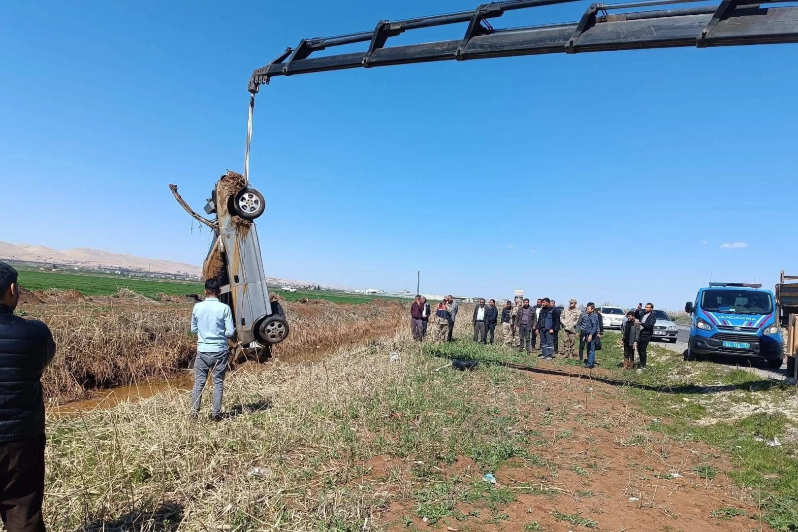 Şanlıurfa'da tahliye kanalına devrilen otomobilin sürücüsü yaralandı