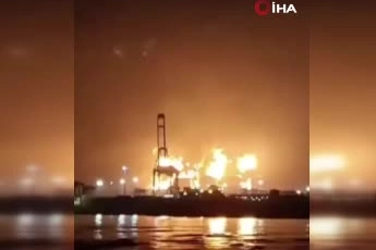 Umman’ın Salalah Limanı’ndaki yangın devam ediyor