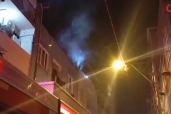 Bursa'da apartmanın çatı katında yangın!