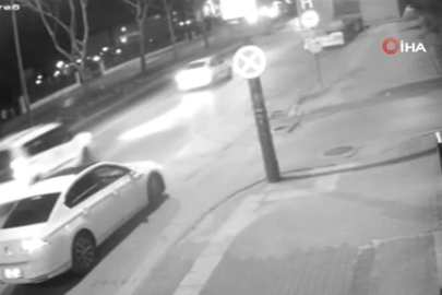 Bursa'da feci kaza kamerada! İkiye bölünen araçtan kurtuldu