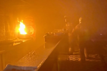 Hatay Antakya’da kızartma makinesinden çıkan yangında dönercide alevler yükseldi