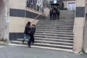 İstanbul'da bir kişiyi bıçakla tehdit eden 2 şüpheli yakalandı