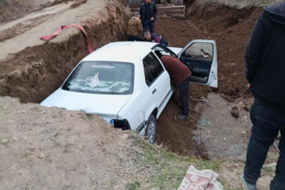Elazığ’da çukura düşen araç kurtarıldı