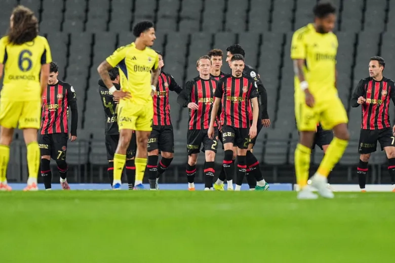 Fenerbahçe deplasmanda ağır yaralı: Sezonun ilk mağlubiyetini aldı