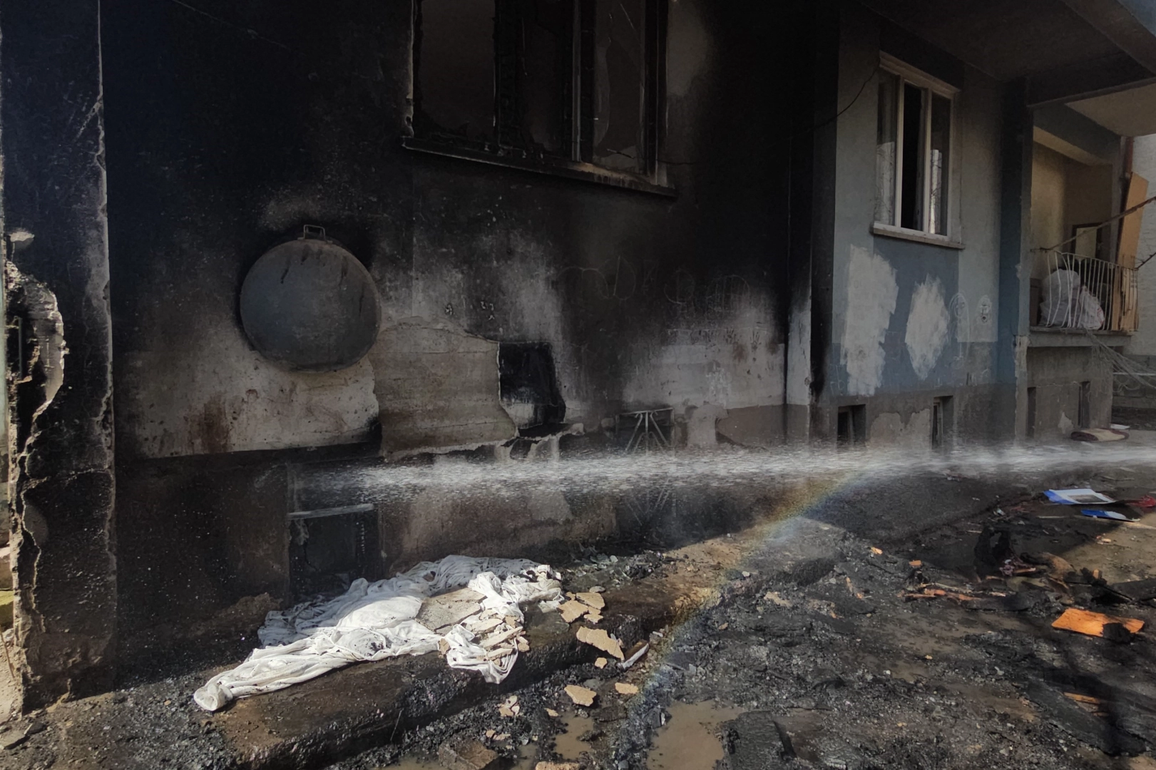 Kayseri'de kendini tehlikeye atan polis yangının büyümesini önledi