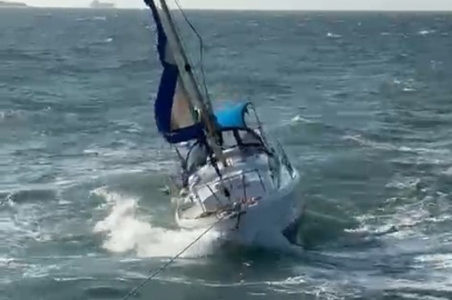 Çanakkale'de sürüklenen yelkenlinin yardımına balıkçı teknesi koştu