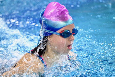 Down sendromlu Pelinsu kalbindeki engeli kulaçlarıyla aştı