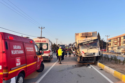 Kamyon ile traktör çarpıştı: 2 yaralı