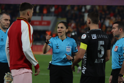 Süper Lig'de 22 yıl sonra kadın hakem düdük çaldı