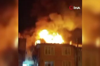 Bursa'da metruk binanın çatı katı alevlere teslim oldu