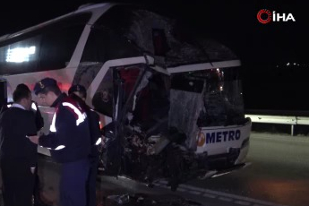 Bursa’dan yola çıkan tıra yolcu otobüsü çarptı! Çok sayıda yaralı var