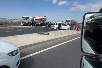 Ankara’da korkutan kaza: Otomobil bariyerlere ok gibi saplandı