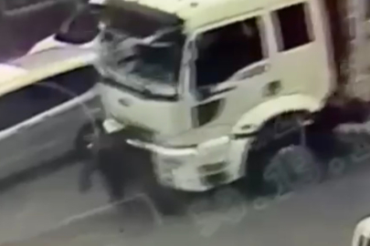 Bitlis'te kamyonun çarptığı yaşlı adam ağır yaralandı