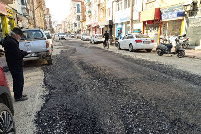 Bursa Caddesi’ndeki asfalt için belediyeden açıklama: Bozuk malzeme çıktı!