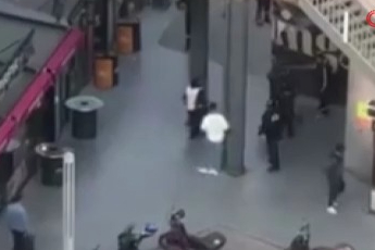 Bursa'da AVM'de iki grup arasında kavga! Birbirlerine girdiler...