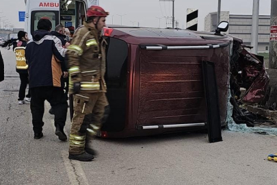 Bursa'da devrilen hafif ticari araçtaki 2 kişi yaralandı