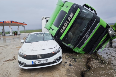 Diyarbakır'da tır otomobilin üstüne devrildi