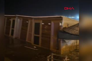 Hatay’da fırtına yaşamı olumsuz etkiledi; dalgalar yola kadar geldi