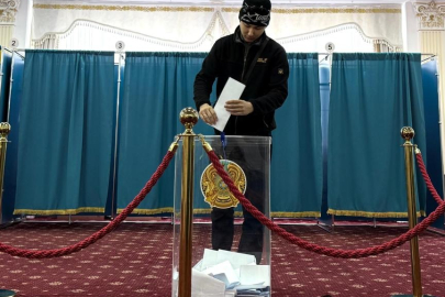 Kazakistan, yeni anayasa için sandık başında