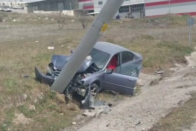 Kütahya'da elektrik direğine çarpan otomobilin sürücüsü yaralandı