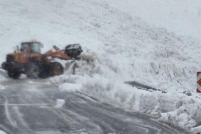 Şırnak-Hakkari yolunda çığ: 40 yolcu mahsur kaldı