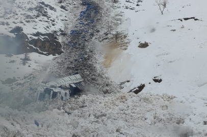 Şırnak'ta üzerine çığ düşen tırın sürücüsü ağır yaralandı